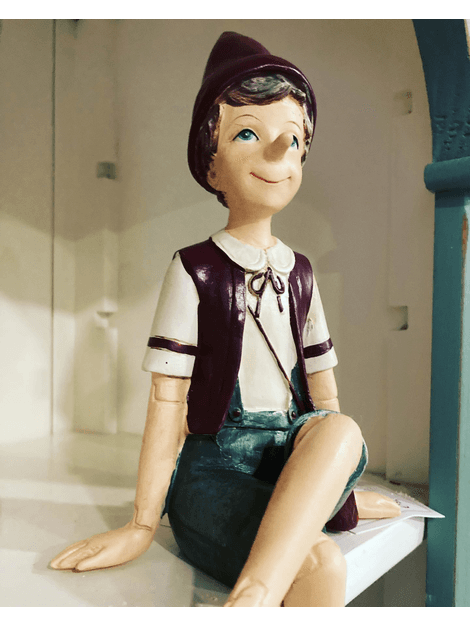 Postavička Pinocchio sediacl