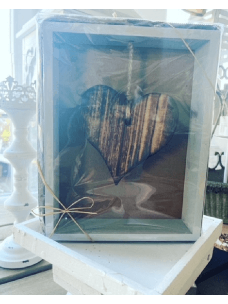 Srdce v rámiku z opaľovaného dreva